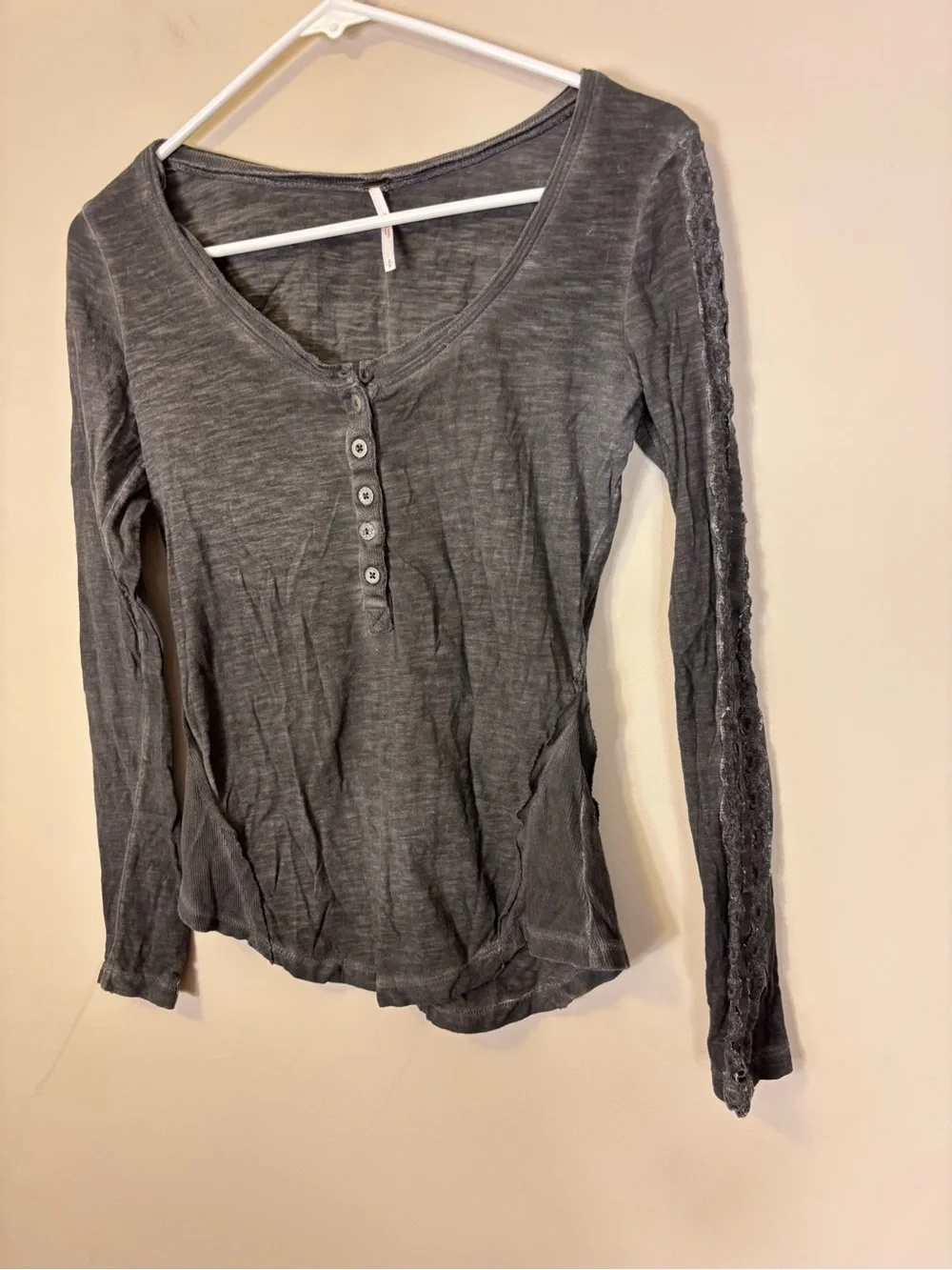 Free People Grey Long-Sleeve Scoop Neck Henley Top with Ribbon Sleeves Small